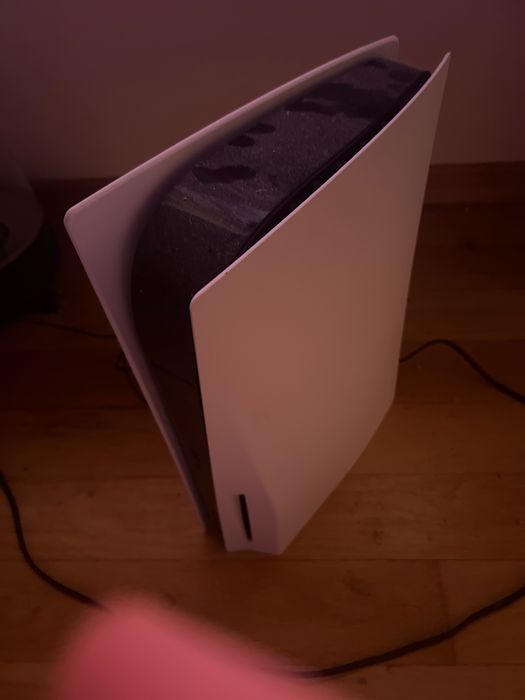 Sony PS 5  с 1 джойстик и 1 дистанционно. Използван, като нов,п.