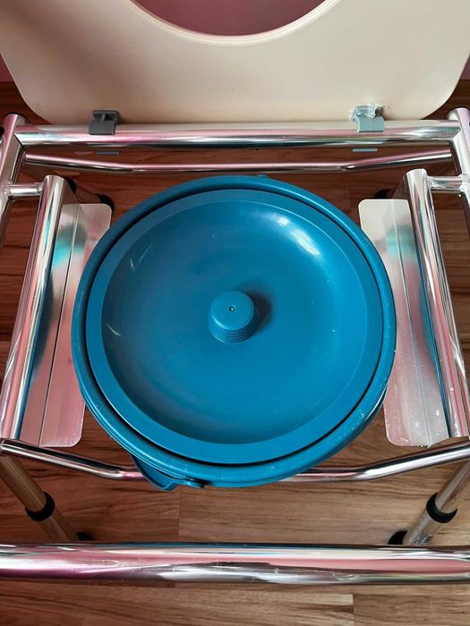 Scaun cu WC de camera, pliabil, din aluminiu