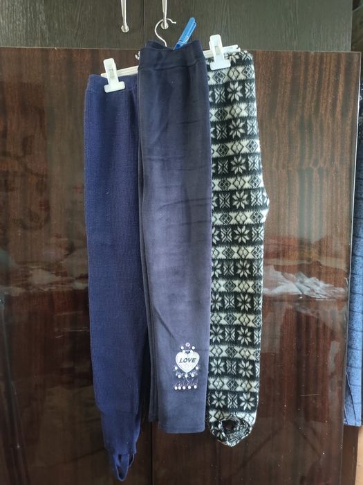 Три пары лосин в одни руки.