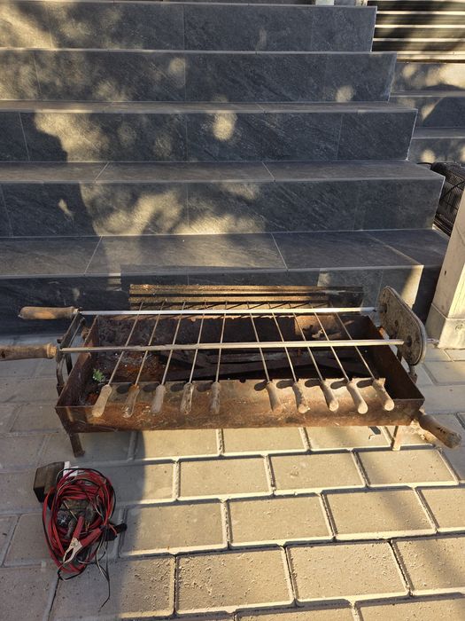 Grătar pe cărbuni cu frigărui acționate electric