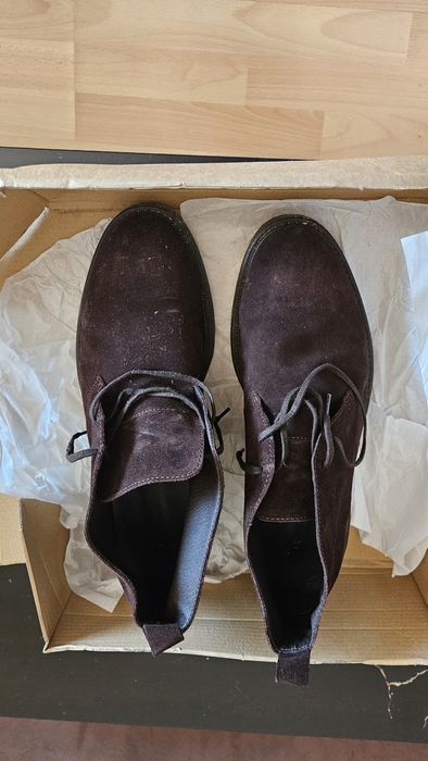 Няколко чифта мъжки обувки номер 42