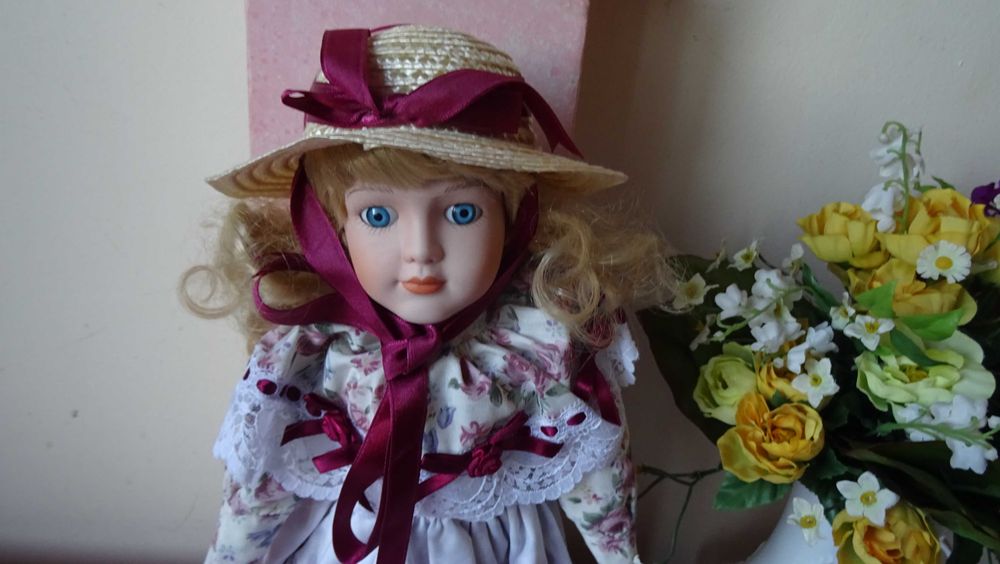 Голяма порцеланова кукла  Внос от Германия.
