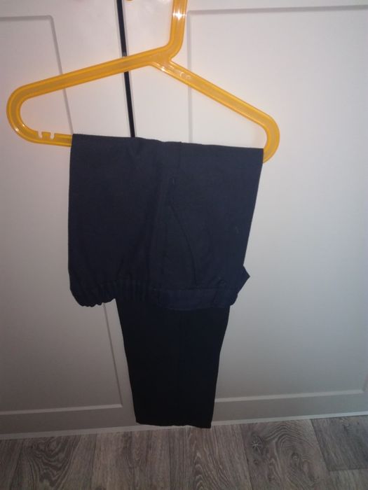 Продам 2 рубашки на 10-11 лет .Чёрные брюки .