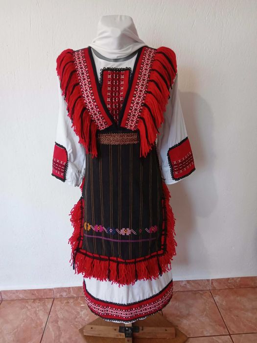 2 броя македонски носии