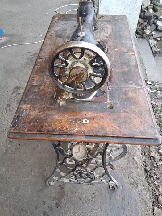Vând mașină de cusut foarte veche