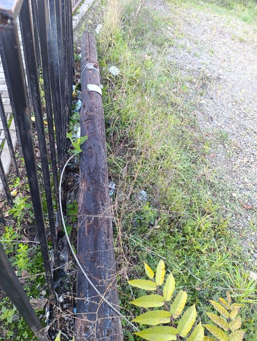 Stâlp din lemn tratat pentru iluminat stradal