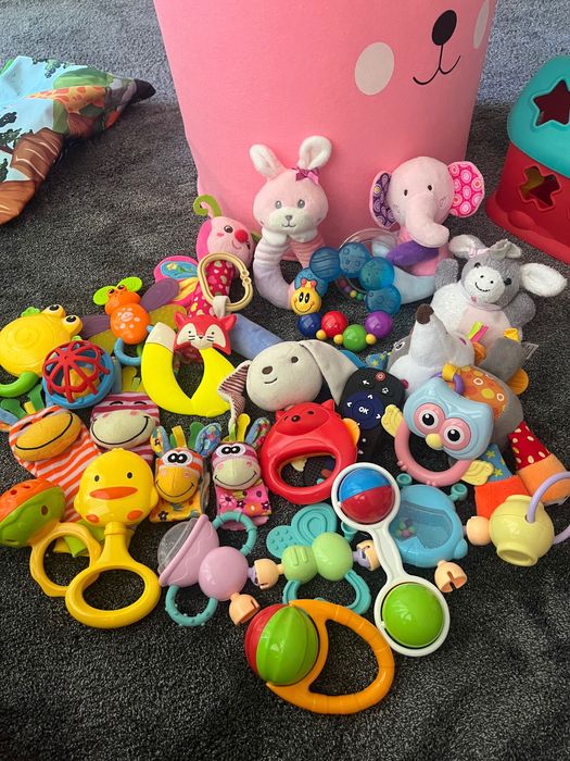 Лот бебешки играчки и кърпички за гушкане
