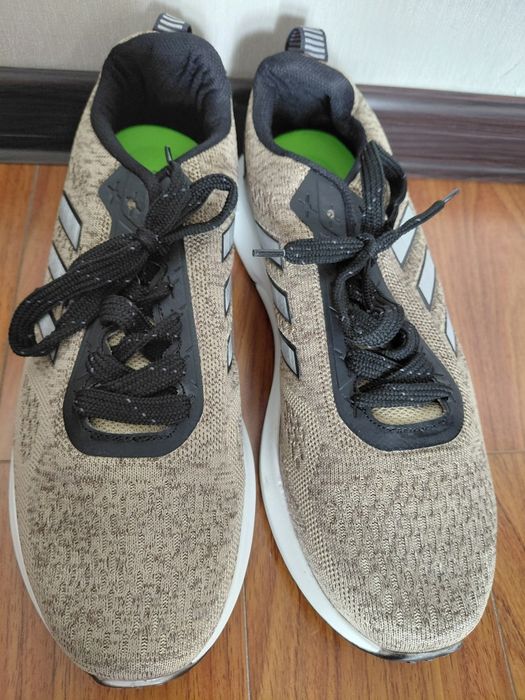 Удобные новые лёгкие кроссовки — на каждый день.