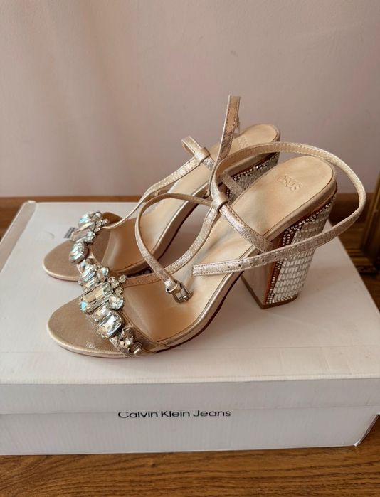 ASOS Луксозни дамски златисти сандали с камъни