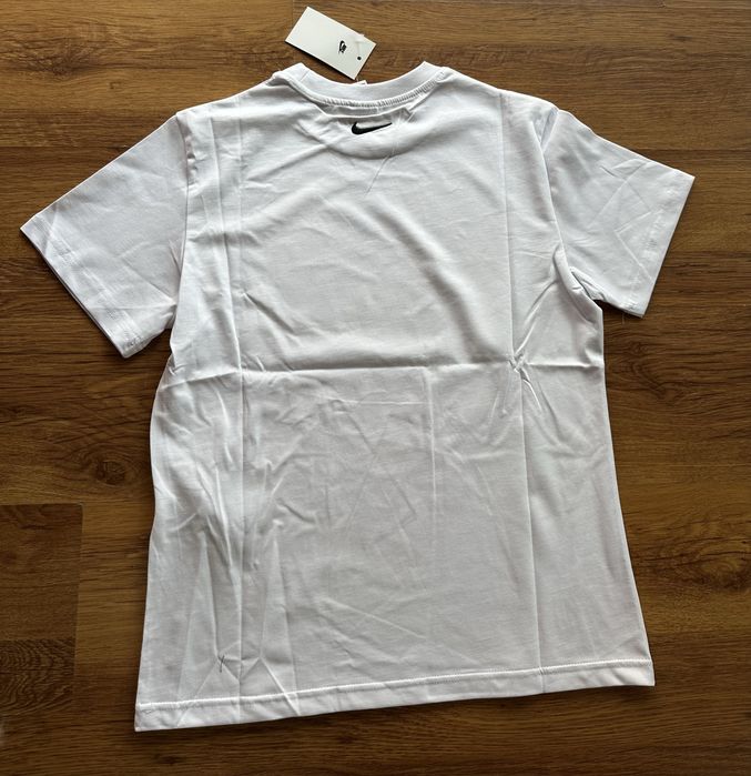 Мъжка,памучна,бяла тениска Nike с бродирано лого на врата