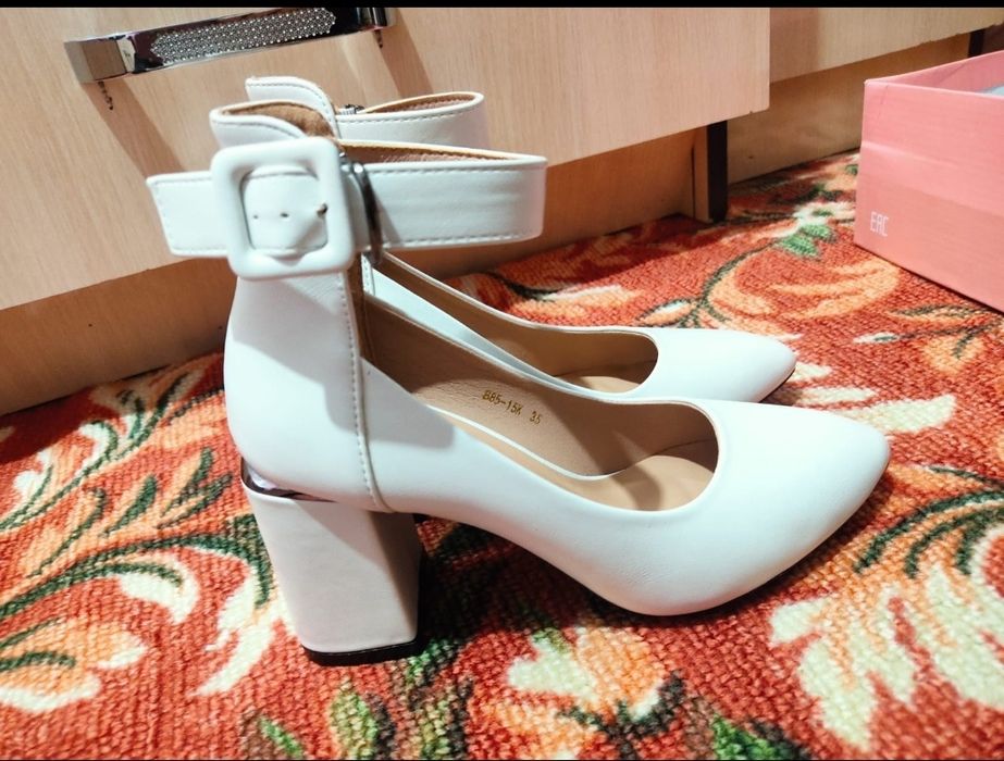 Продам белые туфли