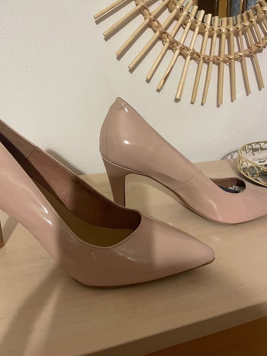 Vând pantofi piele lăcuită crem mărime 36 noi