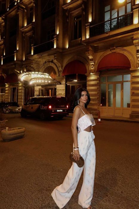 Бял панталон с камъни