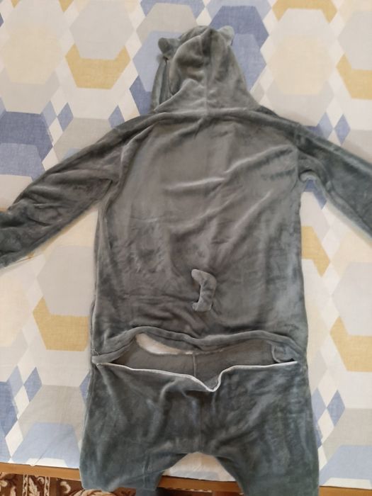 Цяла пижама (Onesie) с качулка и цип.