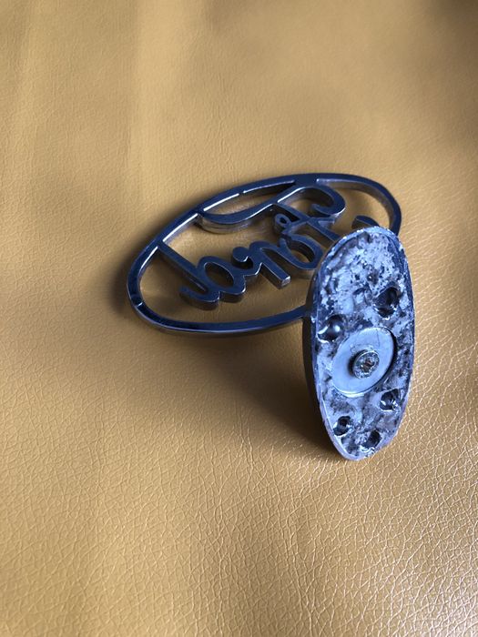 Эмблема на капот Ford