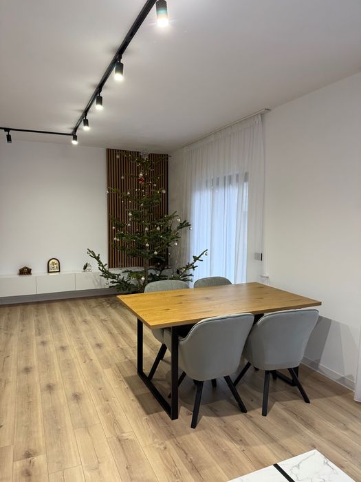 Inchiriez apartament la casa