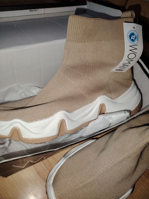 Нови бежови обувки