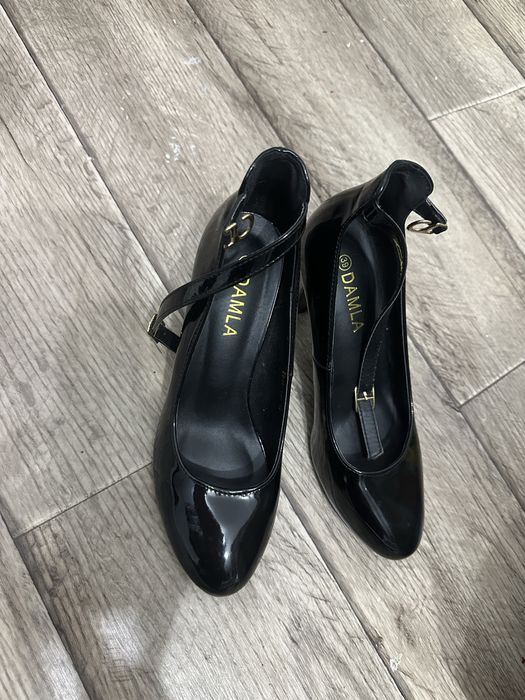 Женские лакированные туфли/38 размер/В отличном состояний