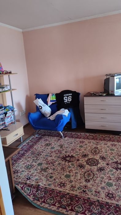 Продам дачу с выходом на воду .