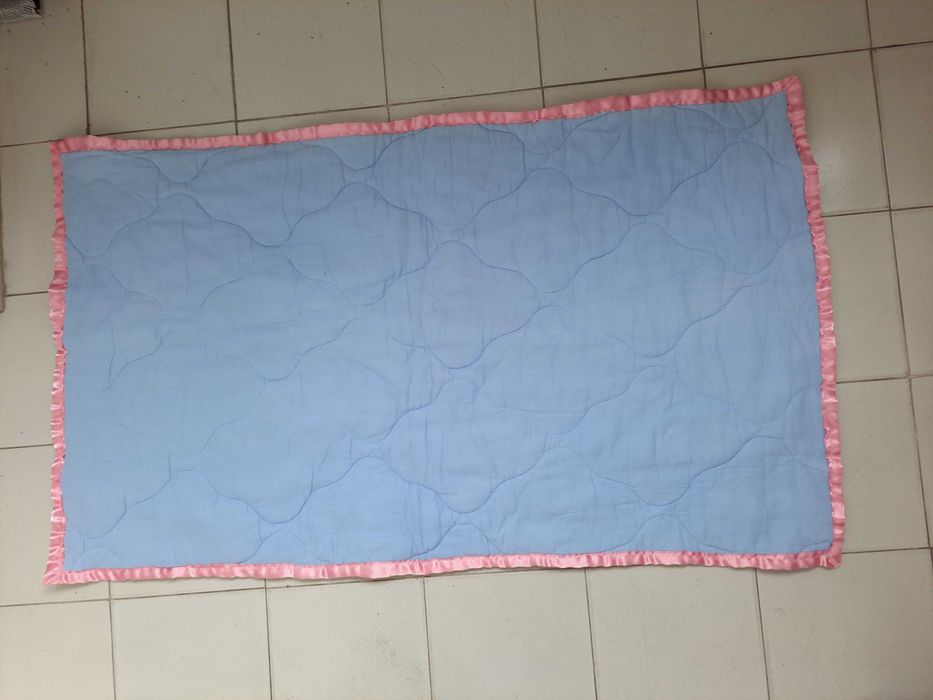 Мека подложка за повиване, олекотена завивка и възглавници за бебе