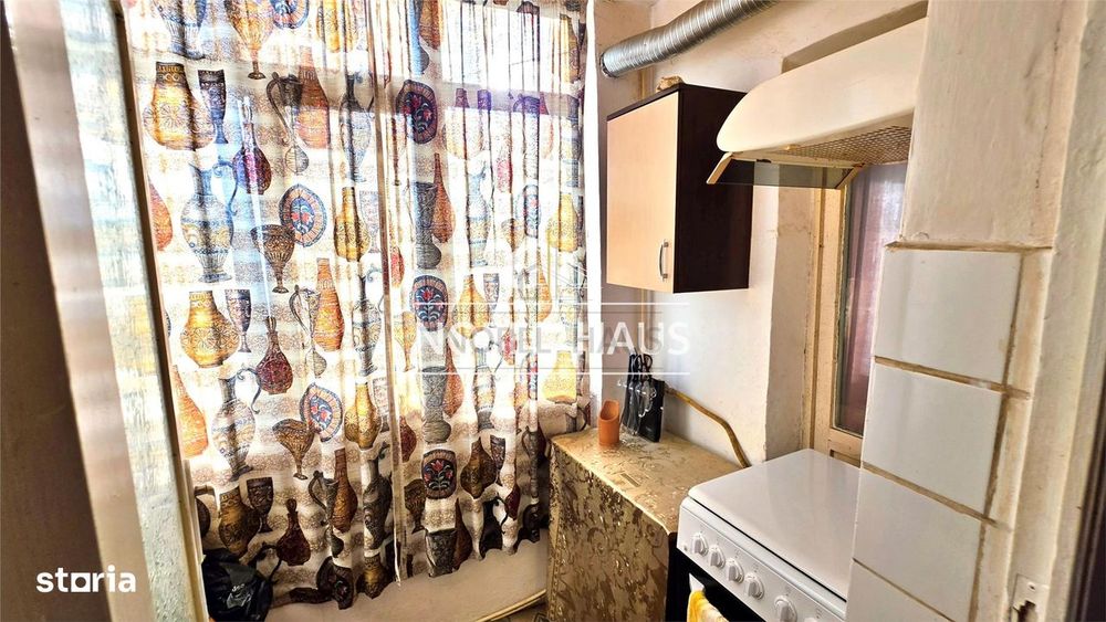 Apartament 3 camere, decomandat, etajul 4, zona Gura Leului