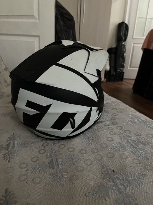 Продам шлем Fox v1