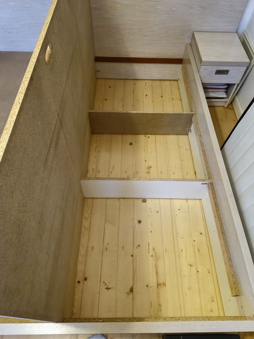 Vând pat matrimonial cu spații de depozitare + 2 comode (noptiere)