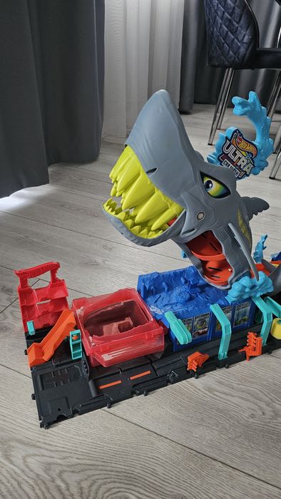 Писта Hot Wheels Автомивка с гигантска акула City Ultra Shark Car Wash