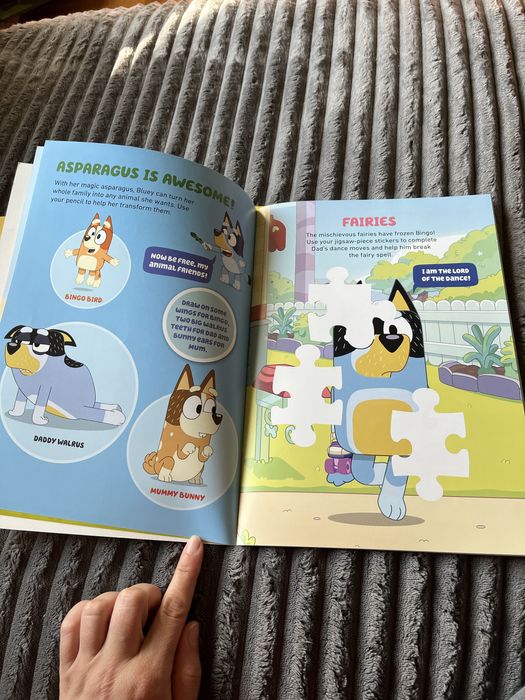 Чисто нова книжка с 50 стикера Bluey, Блуи, на английски език