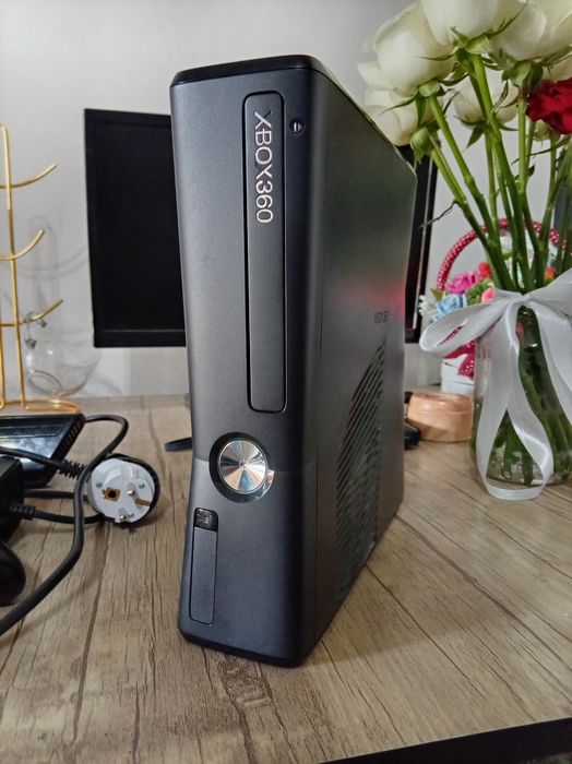 Xbox 360 Slim Sotiladi 250 gb + proshivka + kinect