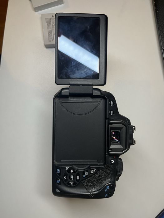 Canon 700D cu grip+Obiectiv 50mm 1.8+ blitz