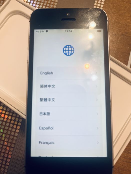 Телефон IPhone Se