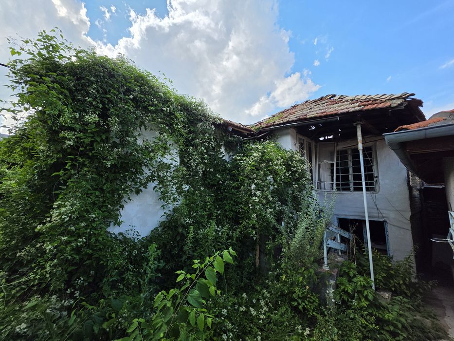 продавам двуетажна къща с два двора 1200кв.м