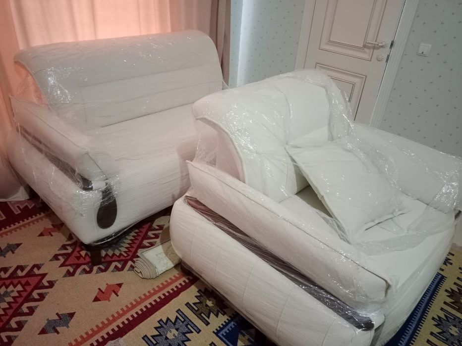 Мягкая мебель, диван и два кресла.