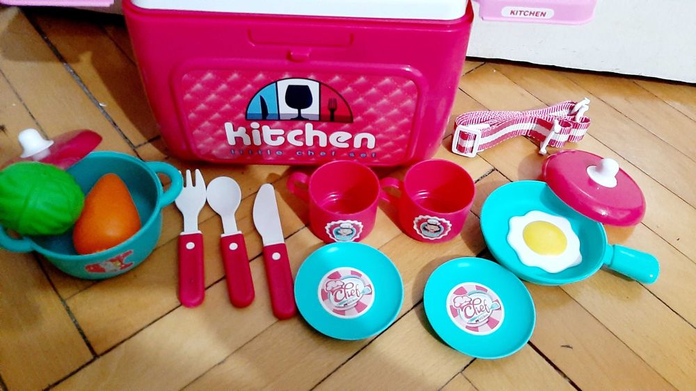 Розова детска мини кухня в куфарче, 30 части