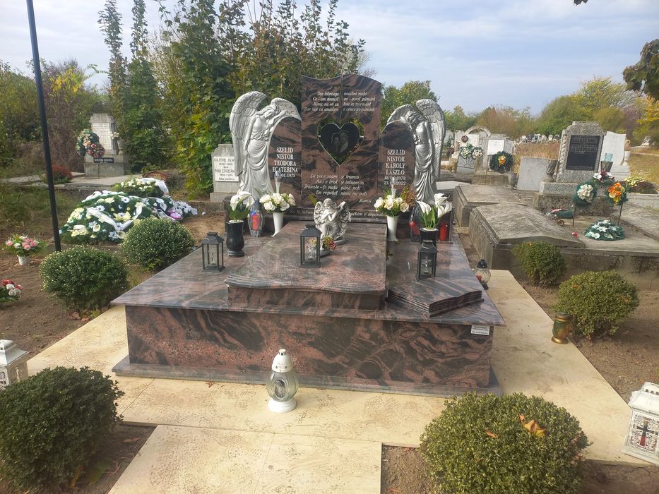 Monumente funerare
