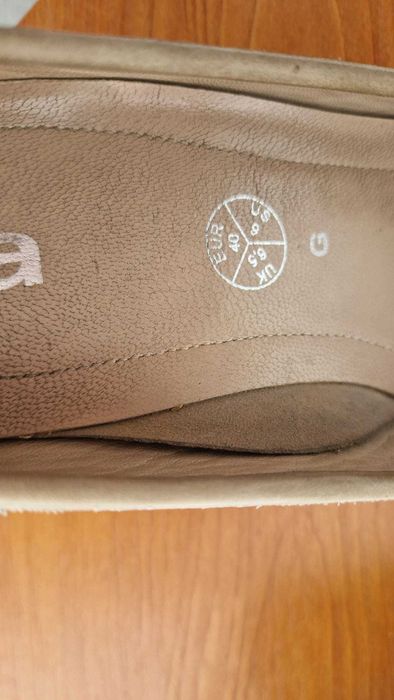 Pantof decupat din piele intoarsa