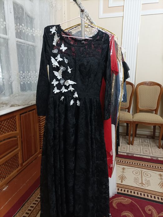 Qora ko'ylak oldi qismiga kapalekla bilan ishlov berilgan