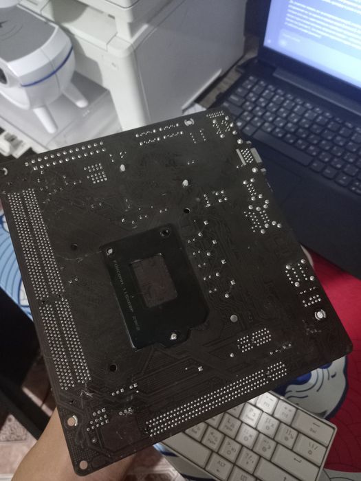 ASUS H61M-VG3 (Micro-ATX)