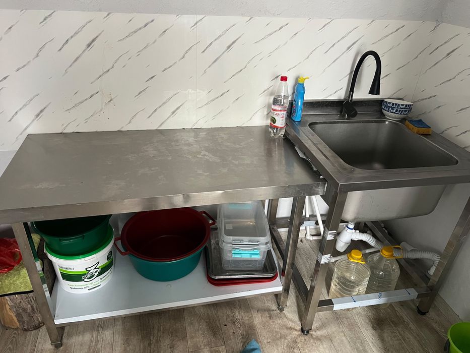 Срочно продаются стол и раковина