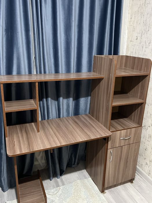 Компьютерный стол с полками и шкафчиком
