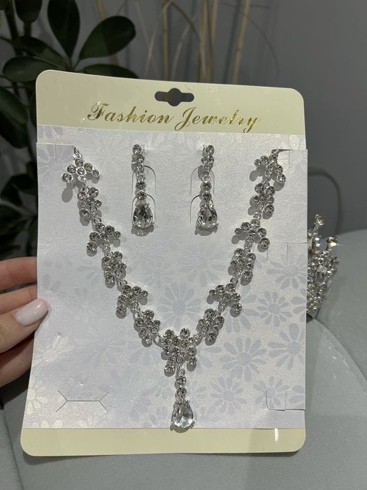 Тиари, корони, аксесоари за коса