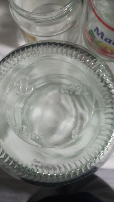 Стеклянные банки.