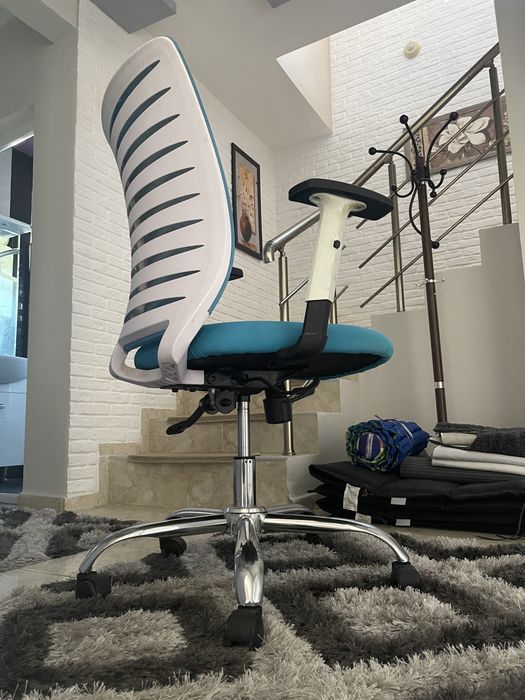 Ефектен и удобен въртящ се офис стол