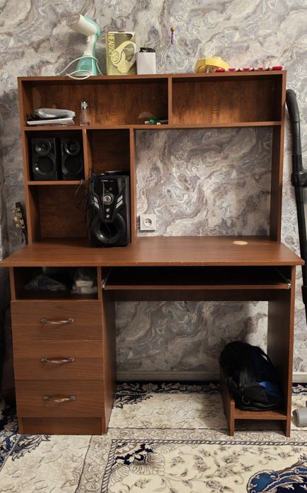 Shkaf qalin taxtali kompyuter uchun zor varyannt