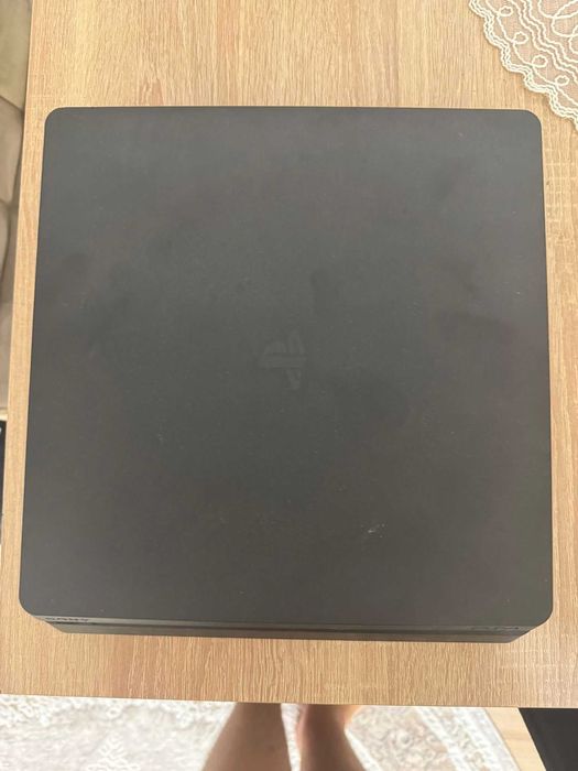 PlayStation 4 Slim 500 GB + 5 Jocuri + 2 Controller + statie de incarcare Controller