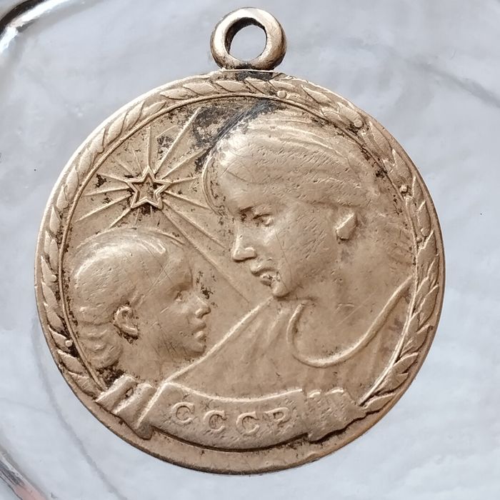 Медаль Материнства.СССР.Значки донора,ВЛКСМ(с закруткой),окончания тех