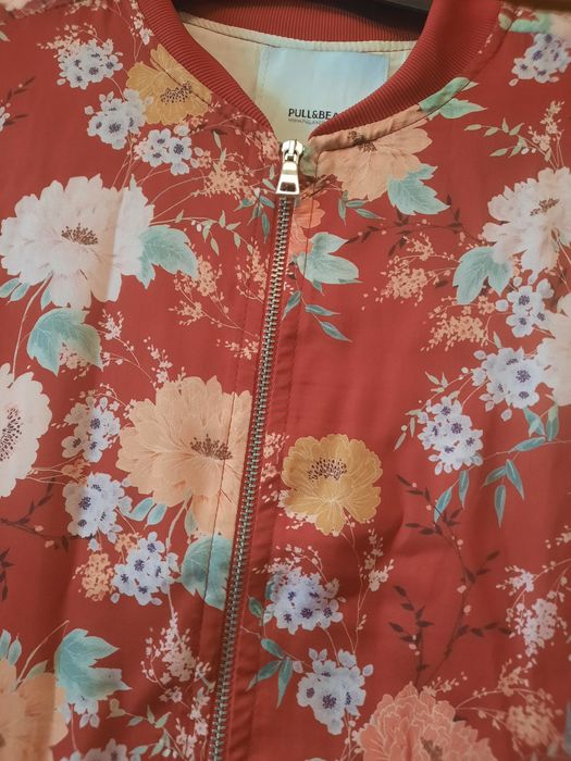 Deosebita geaca de dama din mătase Pull&Bear mărimea S