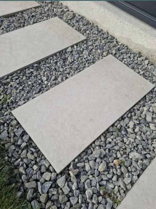 Pasi japonezi dale gresie curte ( pavaj modern, trepte)