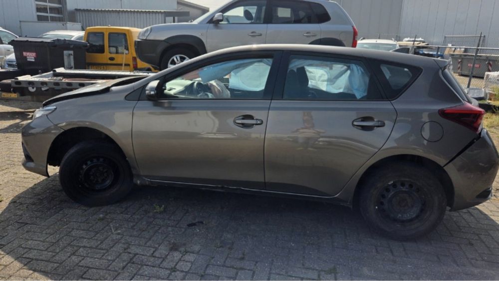 Продава се само на части Toyota Auris 1.8 Hybrid